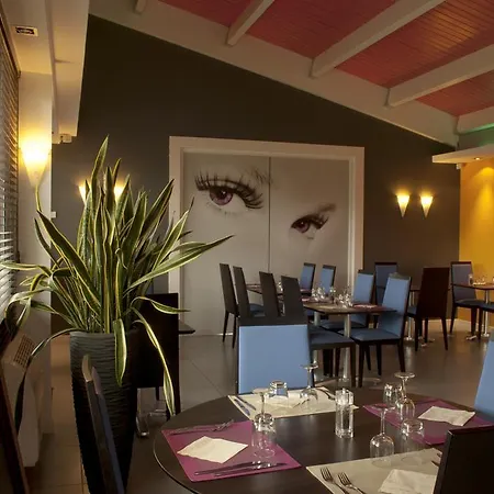 Hotel Kyriad Sur Yon
