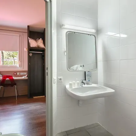 Hotel Kyriad Sur Yon
