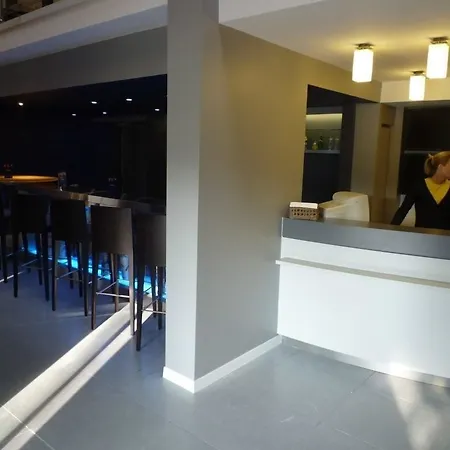 基里亚德罗驰苏尔永酒店 3*