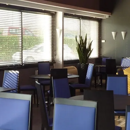 基里亚德罗驰苏尔永酒店 3* 永河畔拉罗什