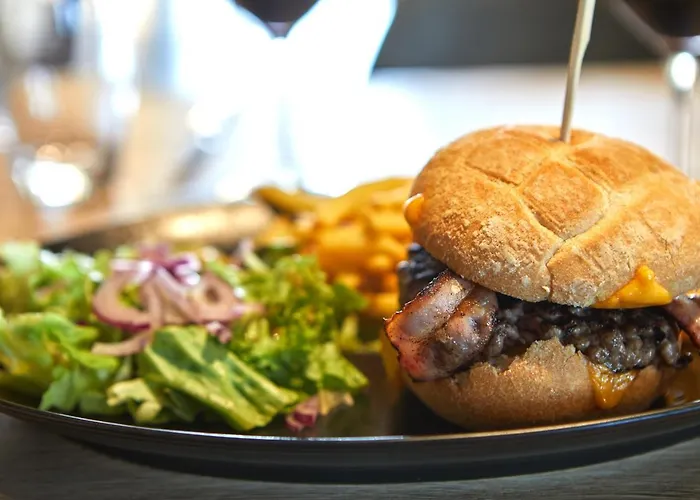 Hotel Kyriad Sur Yon